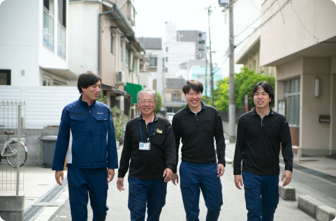 横に並んで歩く4人